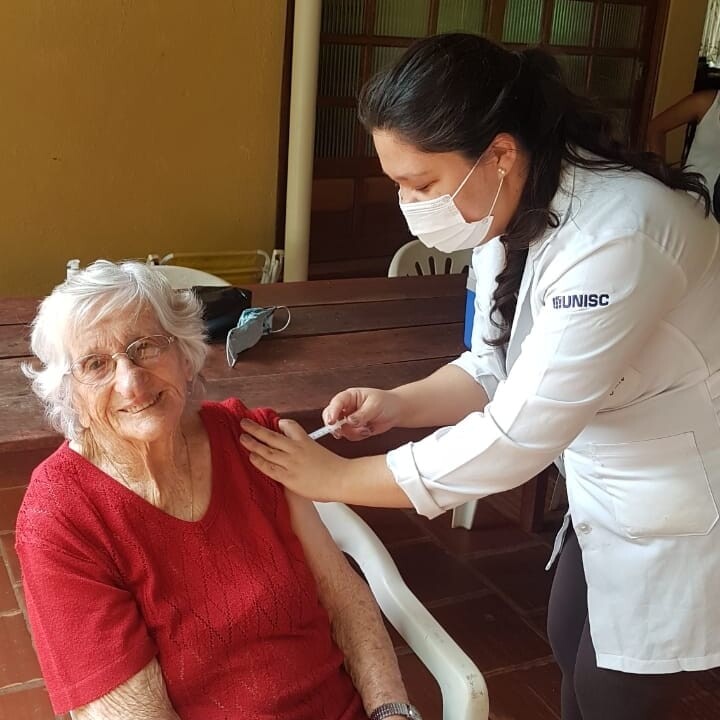 idosos-recebem-vacina