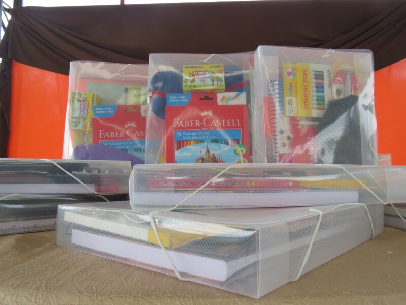 prefeitura-de-minas-do-leao-entrega-kits-escolares-aos-1038-alunos-da-rede-municipal