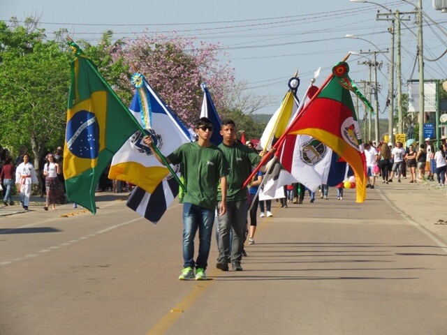 desfile-civico-leva-centenas-de-pessoas-ao-centro-de-minas-do-leao