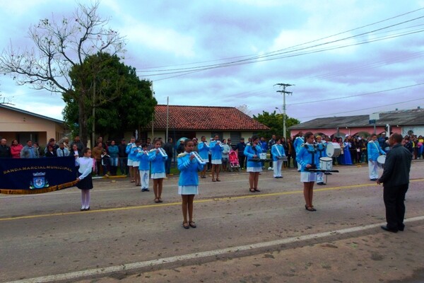 minas-do-leao-realiza-desfile-civico