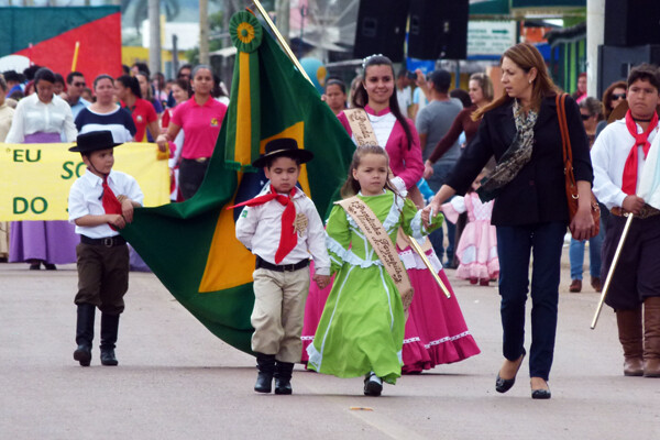 tradicionalistas-celebram-cultura-gaucha-com-desfile