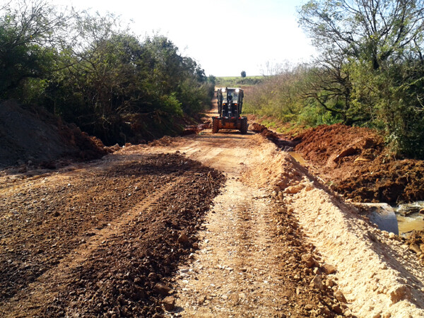 estrada-do-cerro-do-roque-e-beneficiada-com-drenagem-e-novos-bueiros